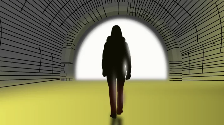 Bild einer Person die durch einen Tunnel geht