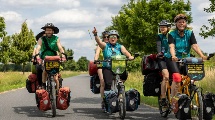 Teilnehmende der Mut-Tour fahren mit dem Fahrrad.