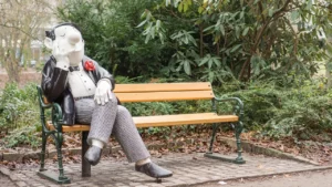 Foto einer Bank mit Loriot-Figur in Bremen