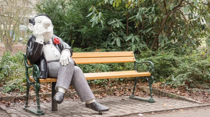 Foto einer Bank mit Loriot-Figur in Bremen