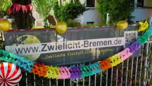 Man sieht das Zwielicht Banner geschmückt am Zaun der Villa Wisch