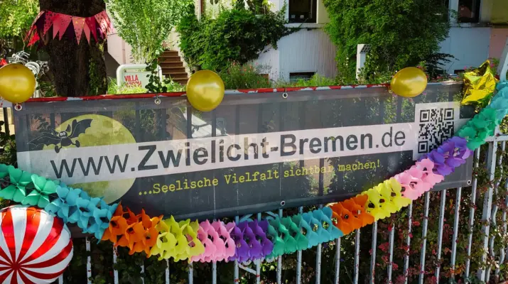 Man sieht das Zwielicht Banner geschmückt am Zaun der Villa Wisch